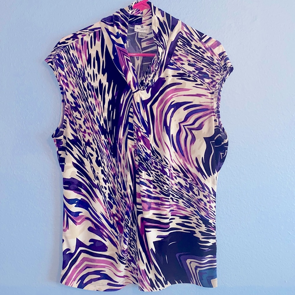 Multicolor sleeveless blouse, very comfortable.